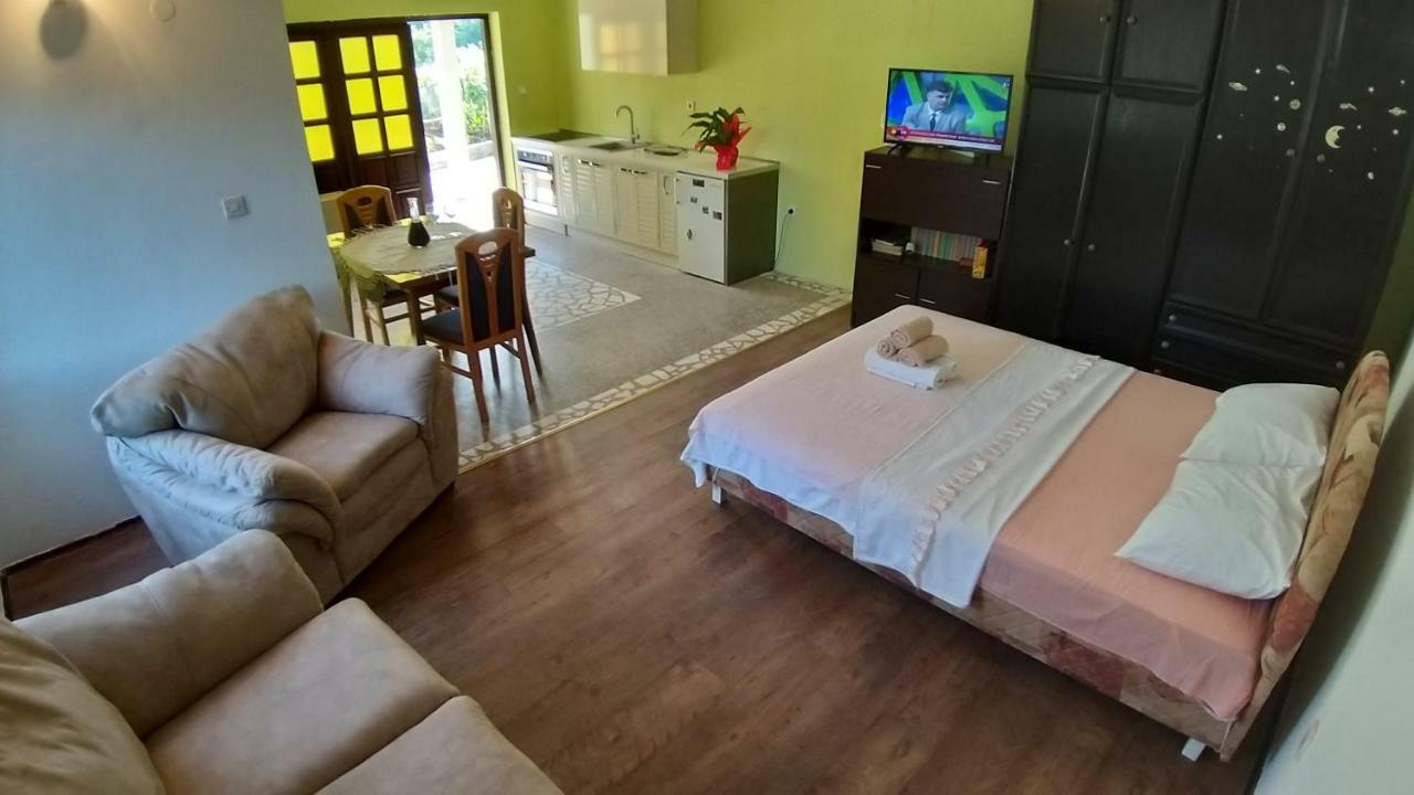 Petivat Gardens Apartment Luaran gambar