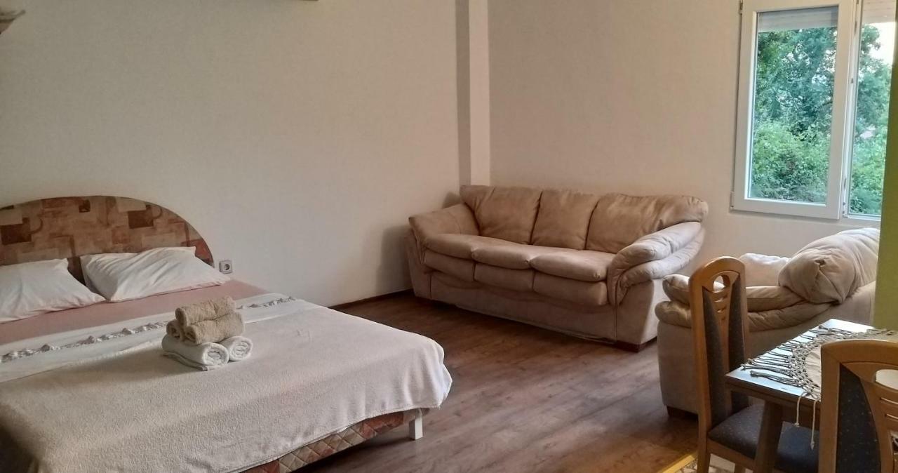 Petivat Gardens Apartment Luaran gambar